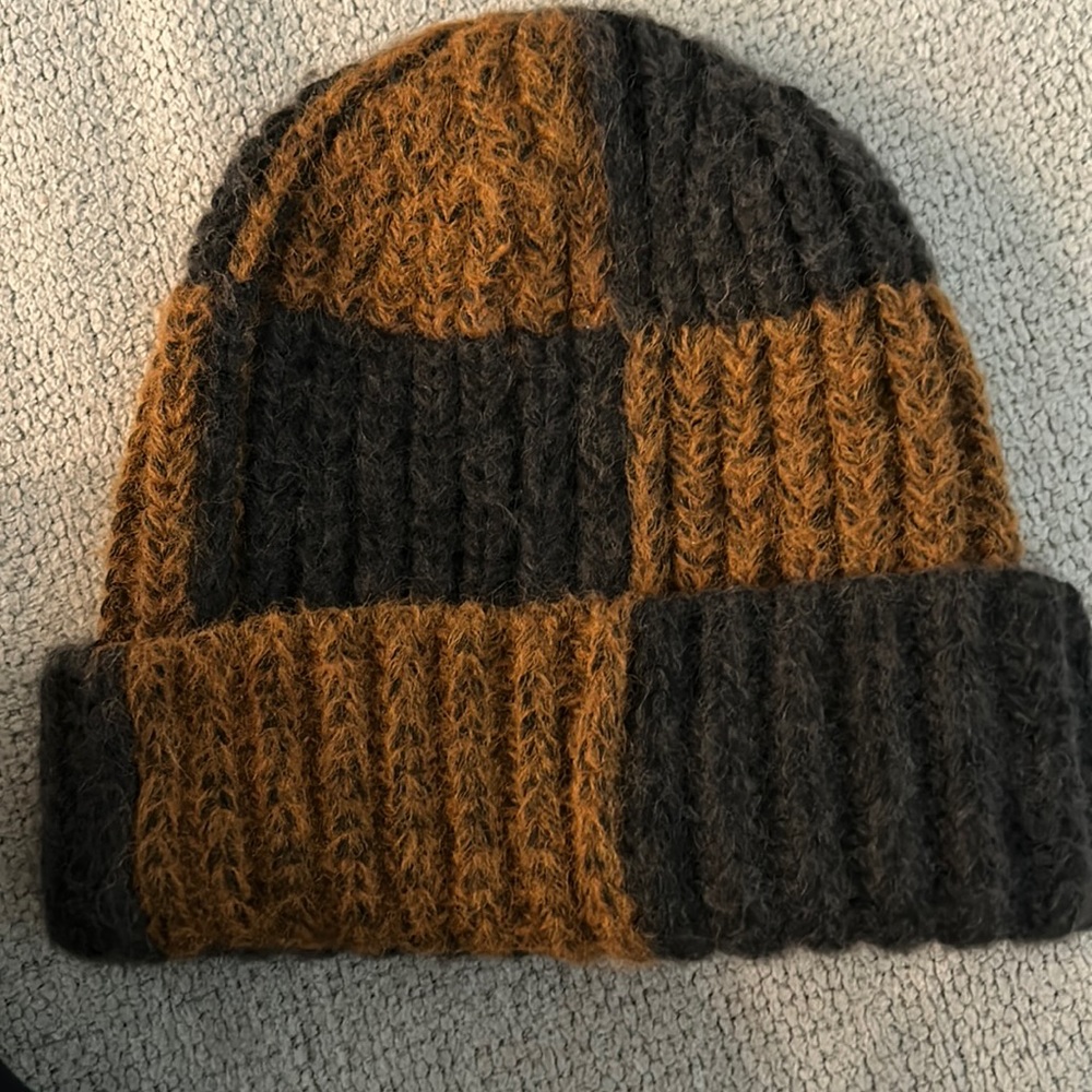 - Universal thread beanie